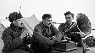 Под грохот канонад: "Синий платочек" против "Лили Марлен"