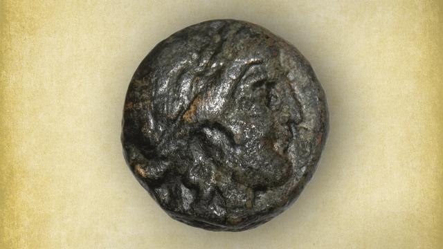 Подросток нашел на улице монету из Трои