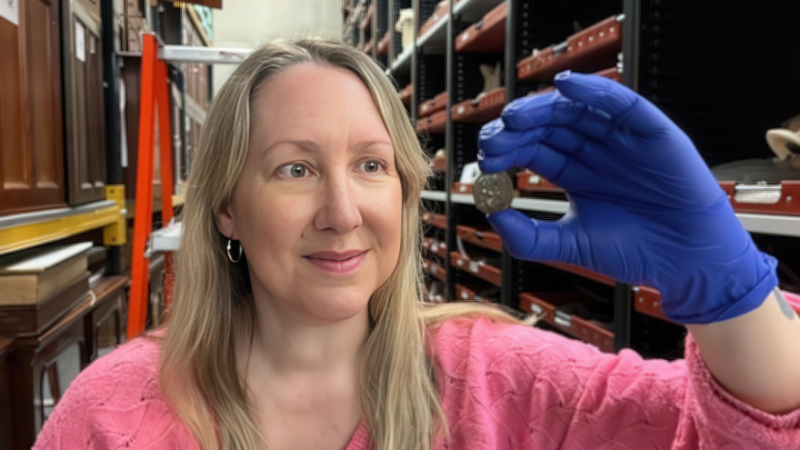 Монетой из Карфагена оплатили проезд в автобусе в Англии. Как она туда попала?