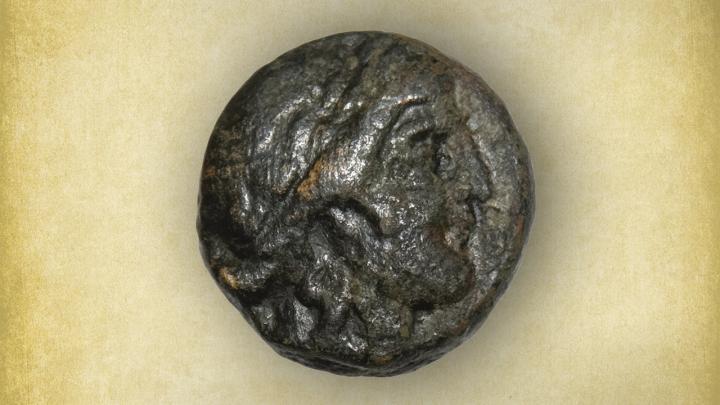 Подросток нашел на улице монету из Трои