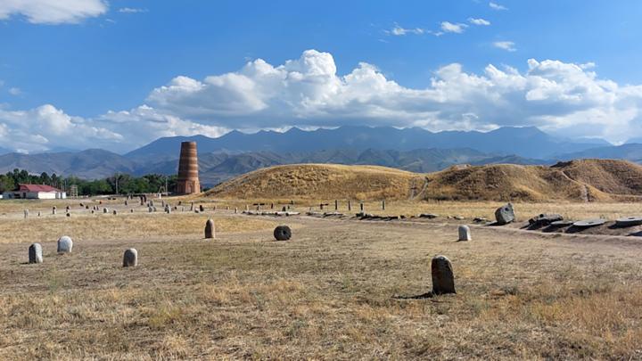 У озера Иссык-Куль нашли древнюю каменную скульптуру